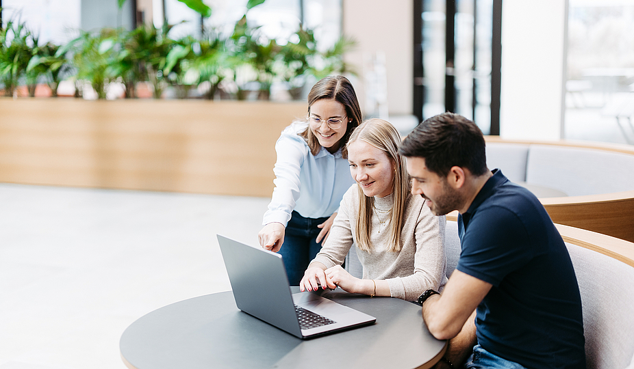 Menschen die auf einen Laptop schauen mit der Anwendung Business Filemanager