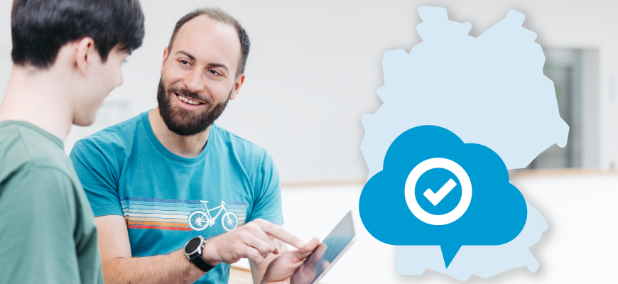 Zwei Mitarbeitende diskutieren sicheren Cloud-Speicher aus Deutschland mit Rechenzentrumsstandort in Deutschland