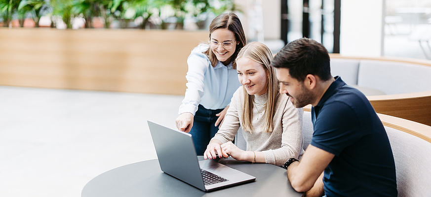 Menschen die auf einen Laptop schauen mit der Anwendung Business Filemanager