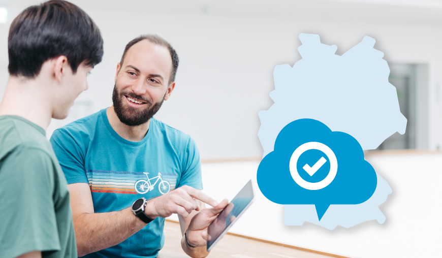 Zwei Mitarbeitende diskutieren sicheren Cloud-Speicher aus Deutschland mit Rechenzentrumsstandort in Deutschland