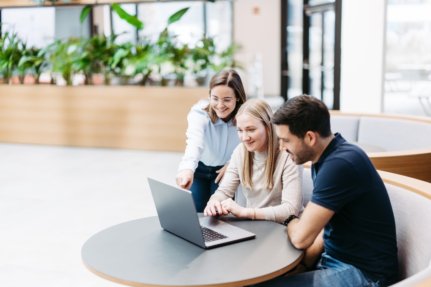 Menschen die auf einen Laptop schauen mit der Anwendung Business Filemanager